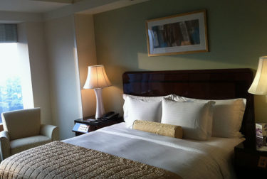 寒くなるとフィリピン妻に敷布団にされてしまいます。