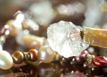 宝石のプレゼントに戸惑うフィリピーナ