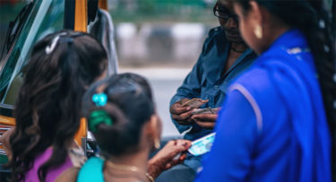 初めての決済に緊張するピナちゃん