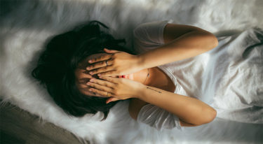 マンションの天井からの水漏れに焦る妻