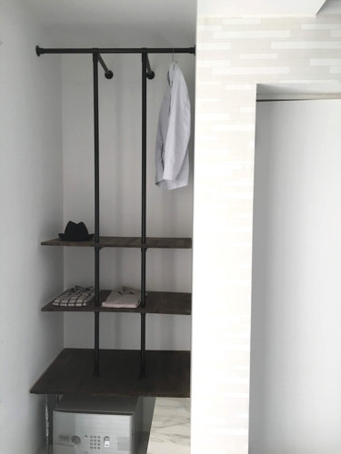 【DIY】妻の服が増えたのでクローゼットを2×4材とイレクターパイプで自作した