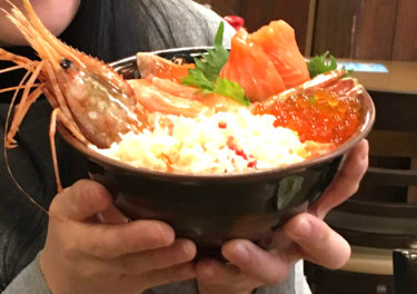 札幌の場外市場で食べる海鮮丼が美味しすぎる