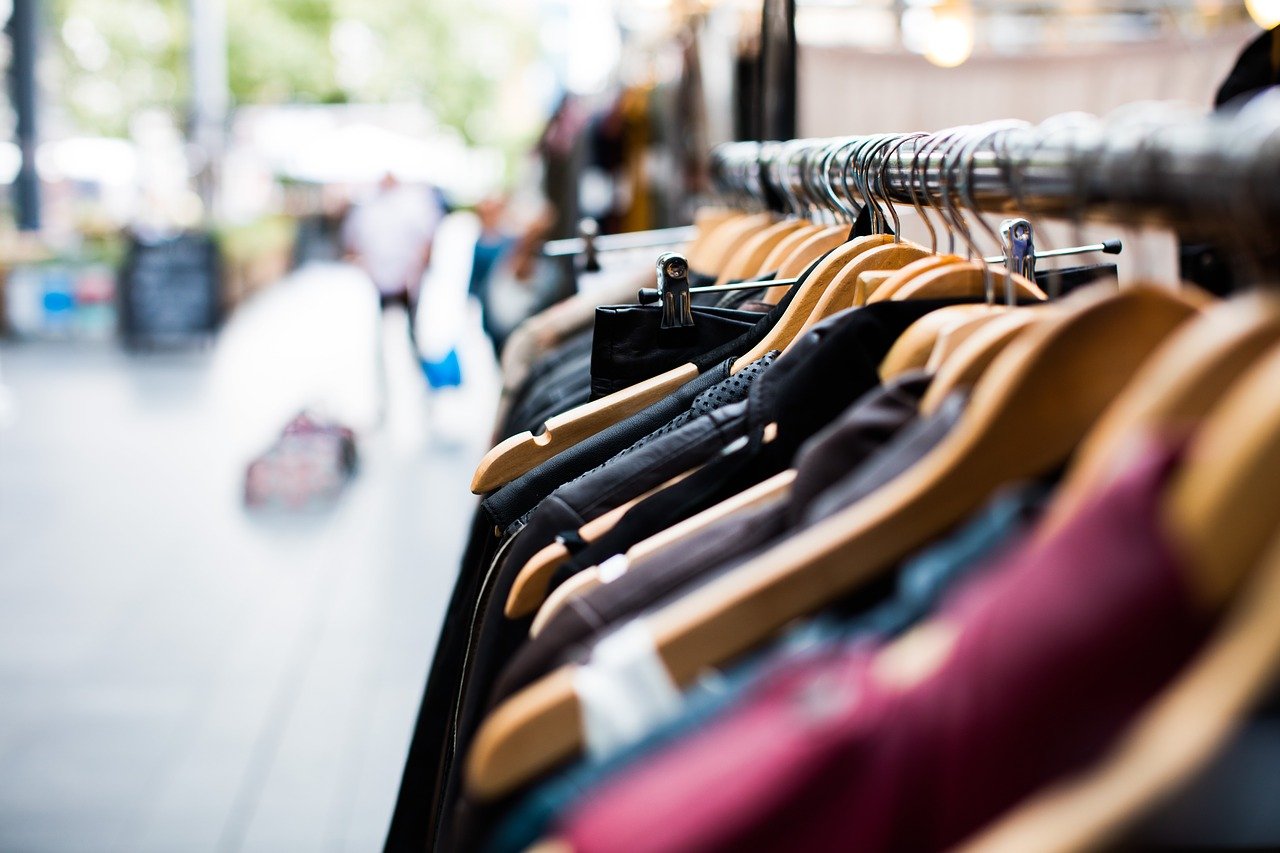 妻が買う洒落た服の値段に驚かされる